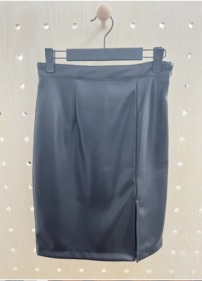 Gerader schwarzer Pu-Stick mit vorderem Schlitz