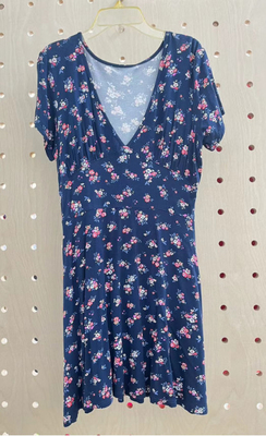 Weiches und hautfreundliches kurzärmeliges gedrucktes Kleid