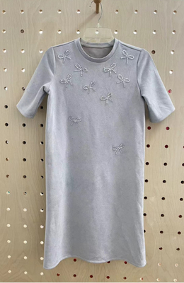 Ein anspruchsvolles und minimalistisches Morongo-Techno-Suedenkleid mit Strasssteinen