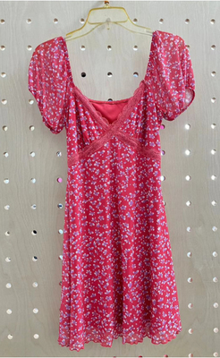 Rotes Blumennetz Strickkleid mit Spitzenverkleidung
