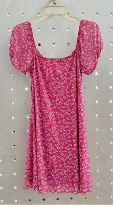 Rotes Blumennetz Strickkleid mit Spitzenverkleidung