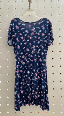 Weiches und hautfreundliches kurzärmeliges gedrucktes Kleid