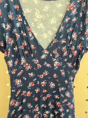 Weiches und hautfreundliches kurzärmeliges gedrucktes Kleid