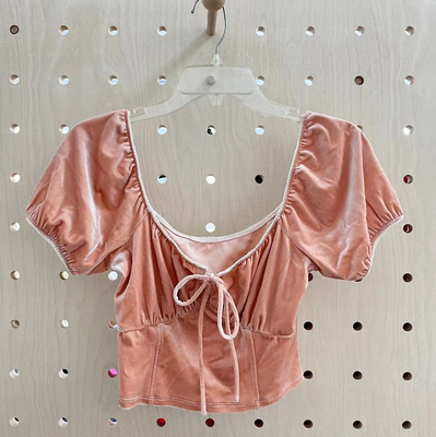 Blush Velvet Top mit elastischem Pico-Trim