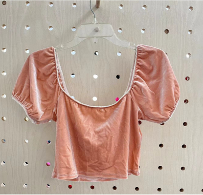 Blush Velvet Top mit elastischem Pico-Trim