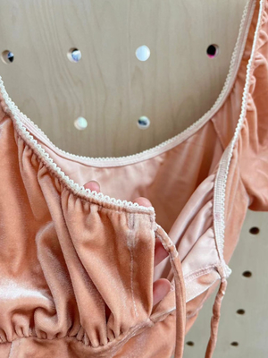 Blush Velvet Top mit elastischem Pico-Trim