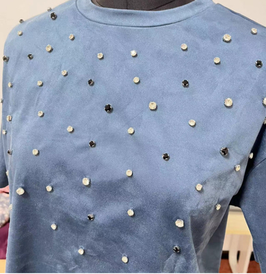 Luxuriöses T-Shirt aus Indigo-Sueß mit Strass