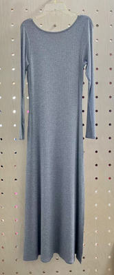 Elegantes kleines, langärmliches, graues, gebreitetes Kleid.