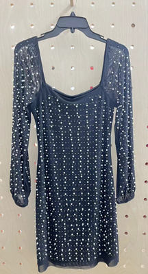 Schickes und gut gefertigtes Perlen- und Strass-Schwarz-Gitterkleid