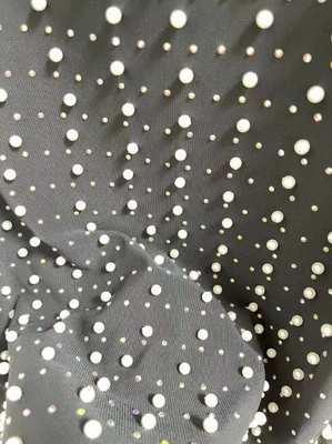 Schickes und gut gefertigtes Perlen- und Strass-Schwarz-Gitterkleid