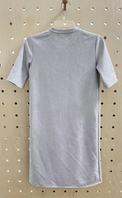 Ein anspruchsvolles und minimalistisches Morongo-Techno-Suedenkleid mit Strasssteinen