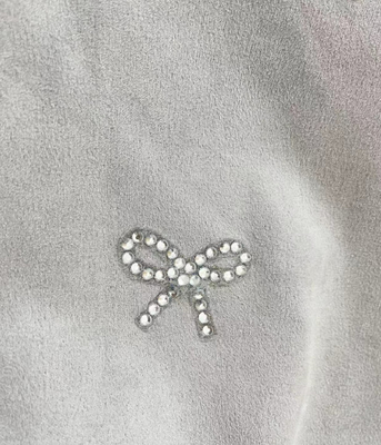 Ein anspruchsvolles und minimalistisches Morongo-Techno-Suedenkleid mit Strasssteinen