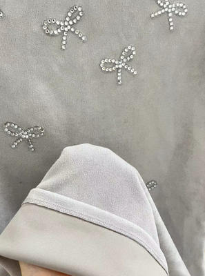 Ein anspruchsvolles und minimalistisches Morongo-Techno-Suedenkleid mit Strasssteinen
