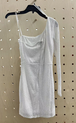 Ein einzigartiges weißes Sequin-Kleid mit einer Schulter