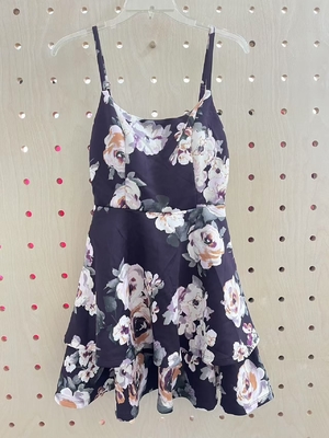 Elegantes und anspruchsvolles Spaghetti-Strap-Kleid mit lebendigem Blumendruck und streckigen Spitzen-Inserten