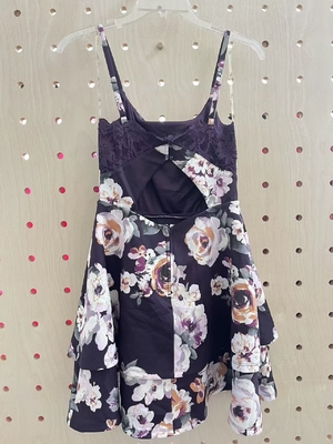 Elegantes und anspruchsvolles Spaghetti-Strap-Kleid mit lebendigem Blumendruck und streckigen Spitzen-Inserten