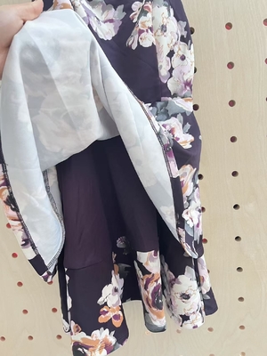 Elegantes und anspruchsvolles Spaghetti-Strap-Kleid mit lebendigem Blumendruck und streckigen Spitzen-Inserten
